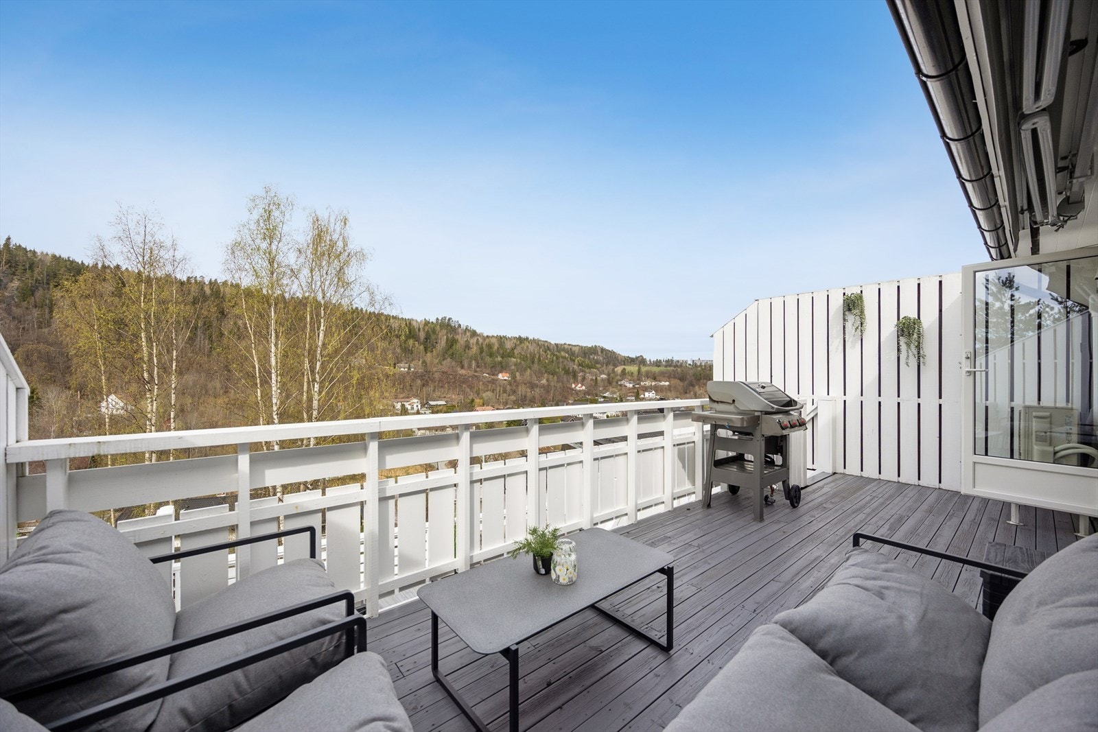 Fra verandaen har man trapp ned til en større terrasse. Galleribilde
