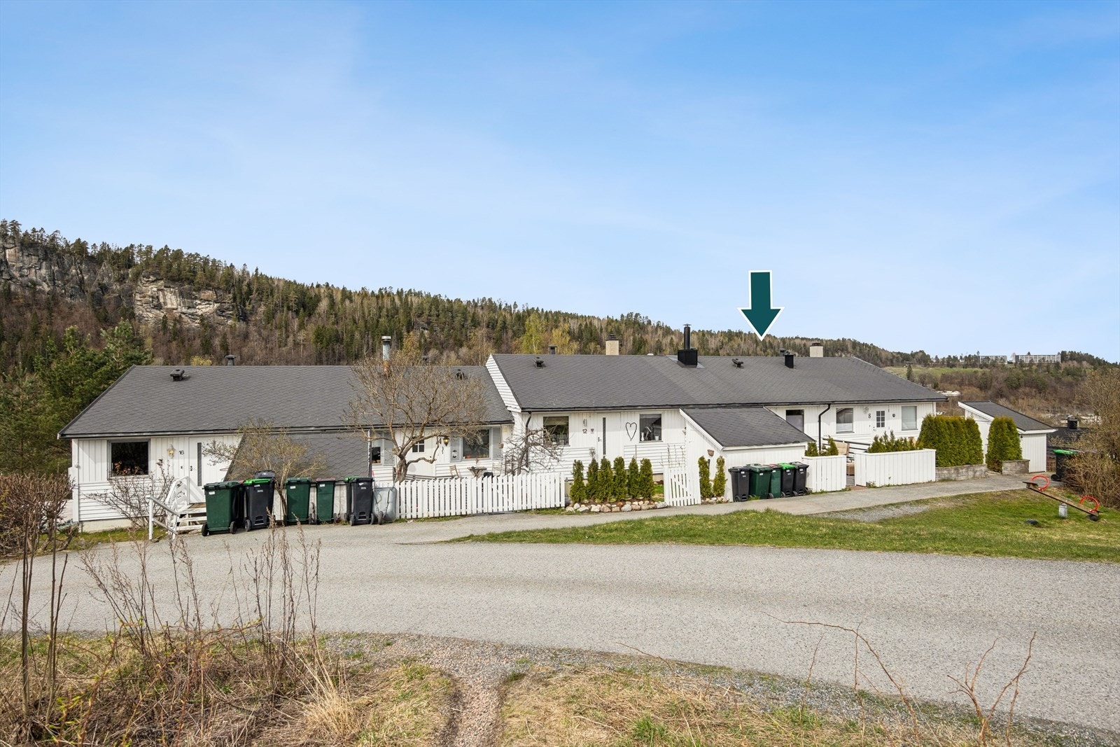 Rekkehuset ligger i et rolig og etablert boligområde i Slemmestad med kort vei til barnehager og skoler. Galleribilde