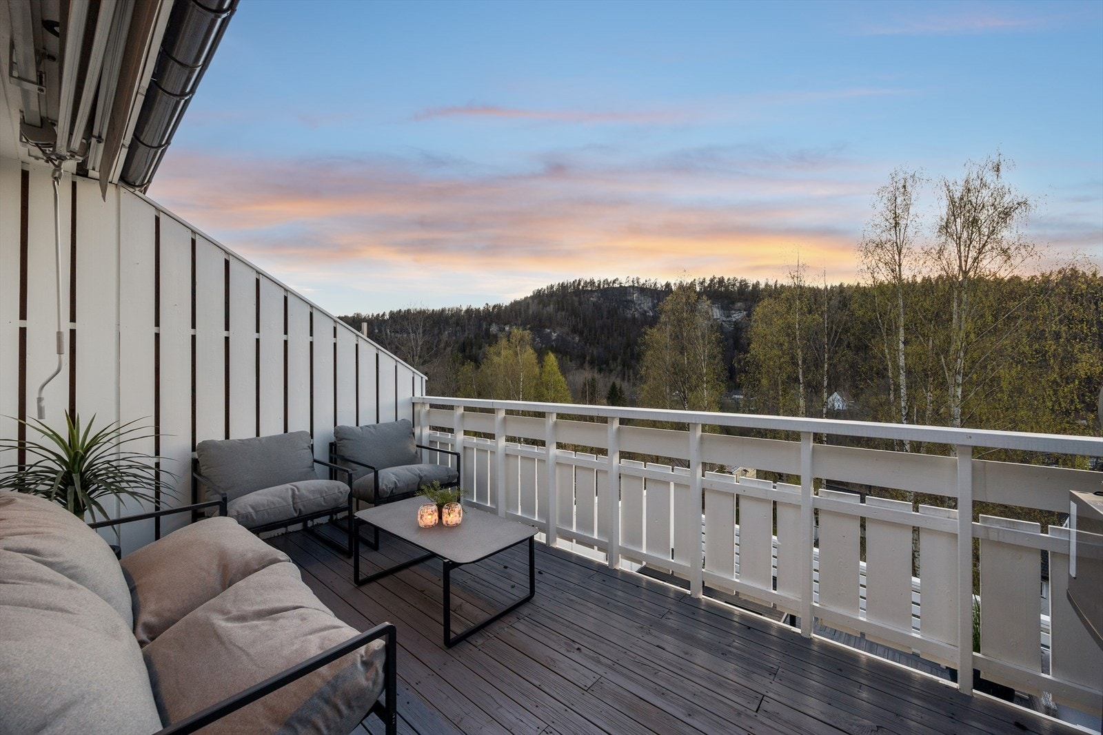 Verandaen har god plass til en loungegruppe og fin utsikt over nærområdet. Galleribilde