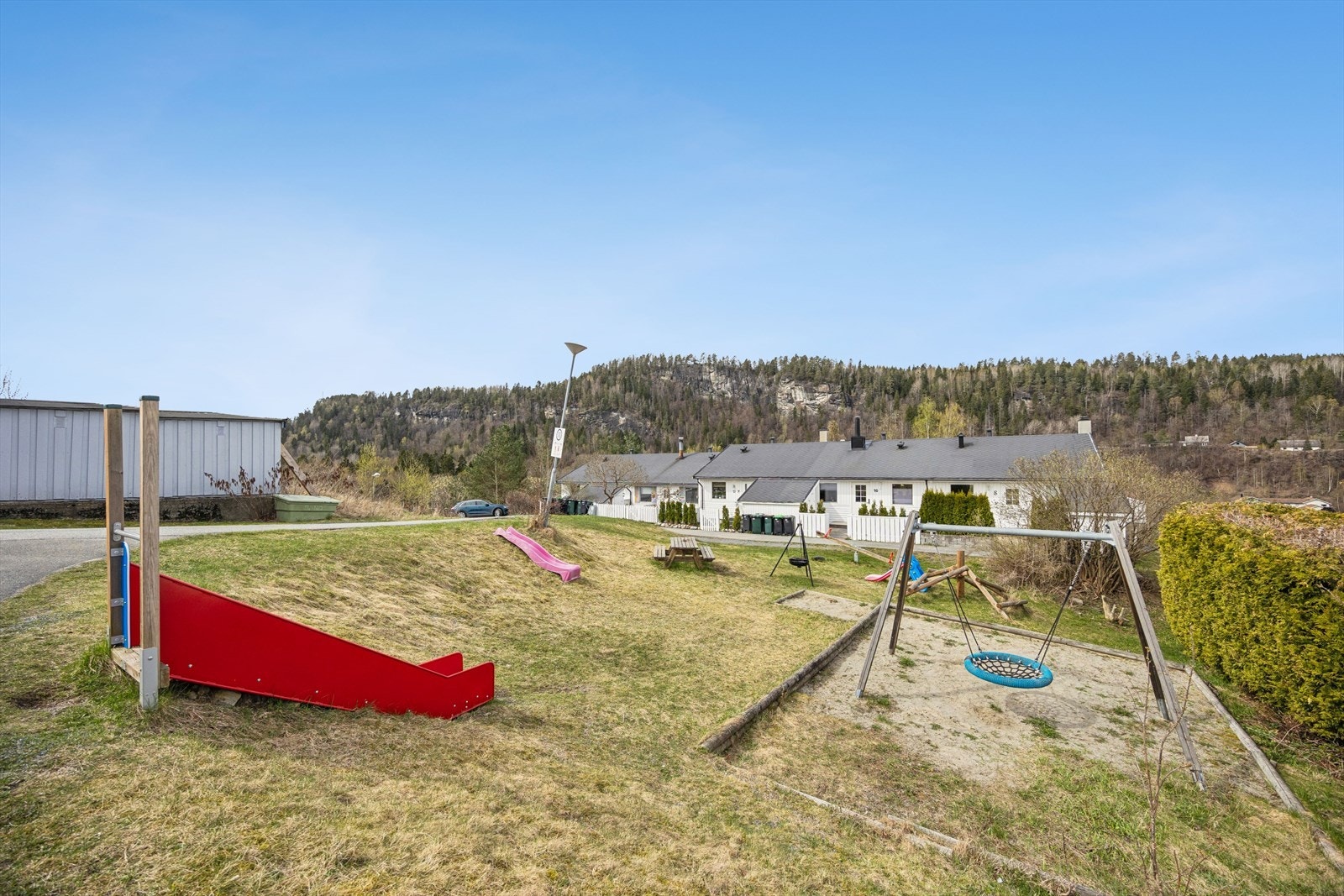 Lekeplass som en av boligens nærmeste naboer. Praktisk og trivelig for barnefamilier. Galleribilde