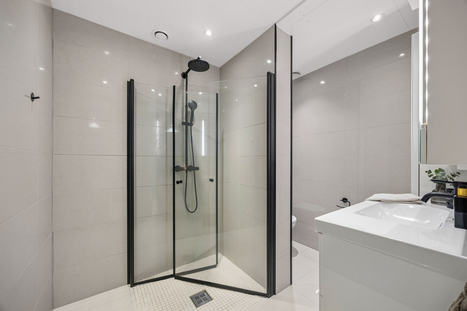 Badet er i følge tidligere salgsoppgave pusset opp i 2015. Galleribilde
