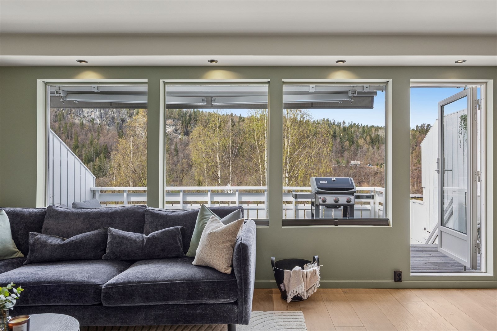 Fra stuen har man utgang til uteområdet. Galleribilde
