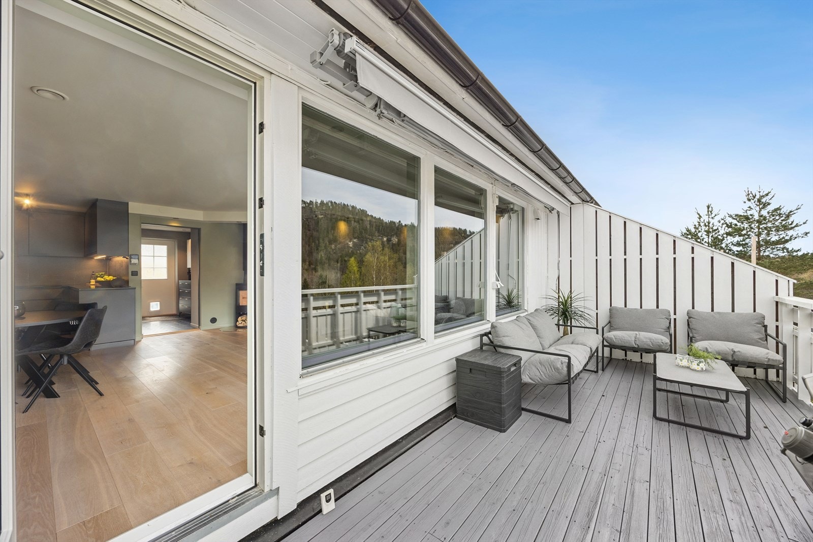 Verandadøren fra 2011 og store vindusflater gir en god forbindelse mellom stuen og uteplassen. Galleribilde