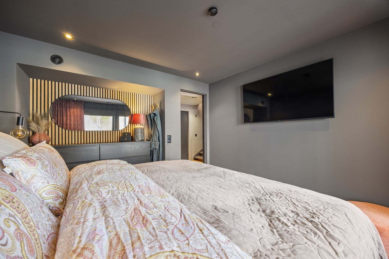 Soverommet har god plass til garderobe og dobbeltseng. Galleribilde