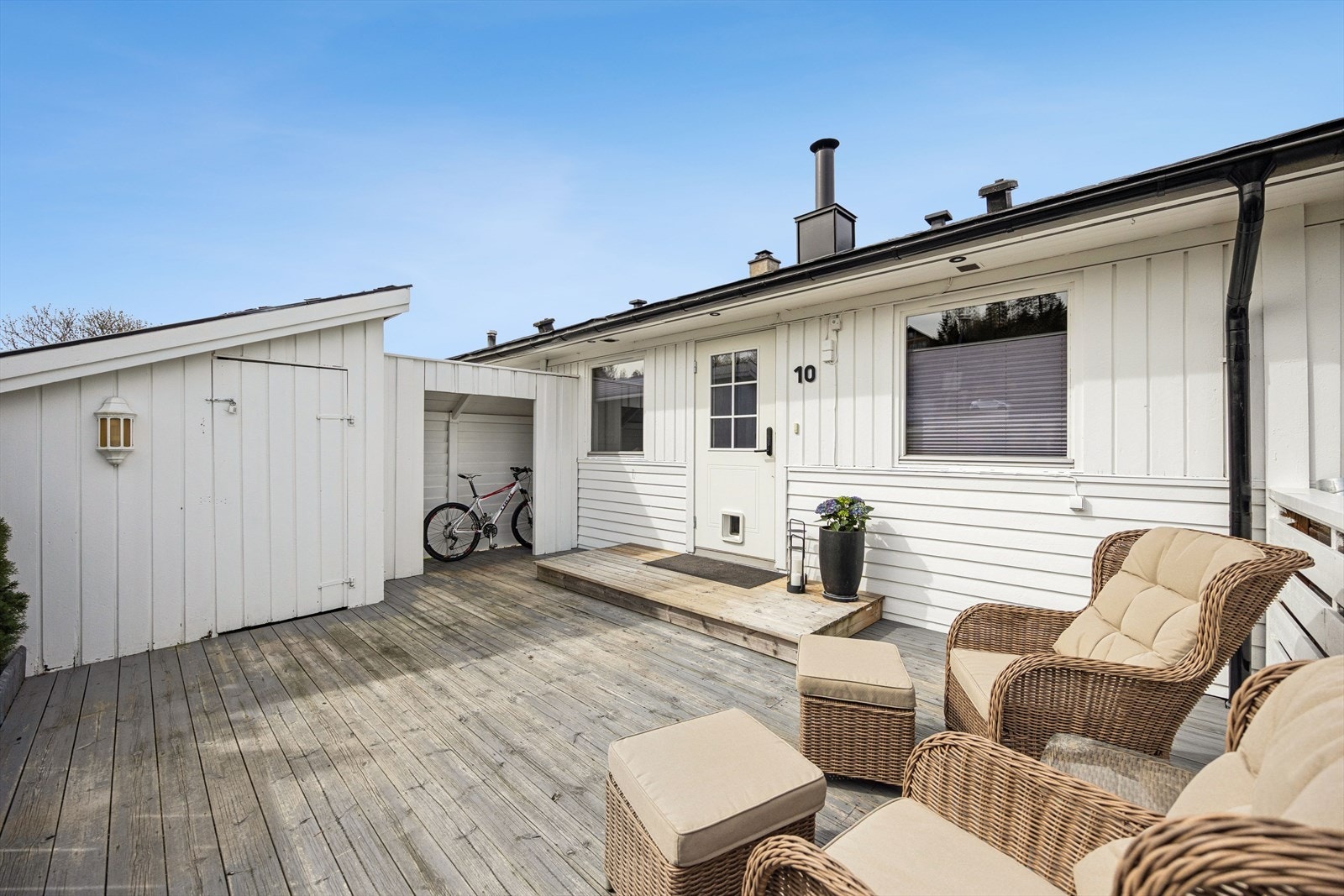 Inngangspartiet er flott opparbeidet med en romslig terrasse, samt praktisk sportsbod. Galleribilde