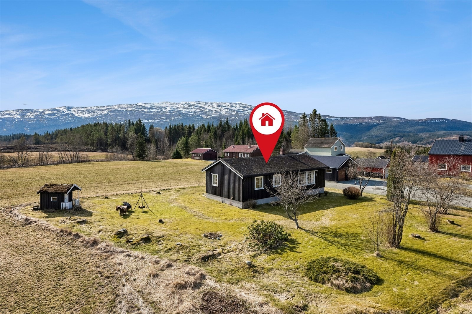 Landlig beliggende eneoblig med gode lys og solforhold. God utsikt mot Geitfjellet. Flat eiet tomt på 1.433 kvm. Galleribilde