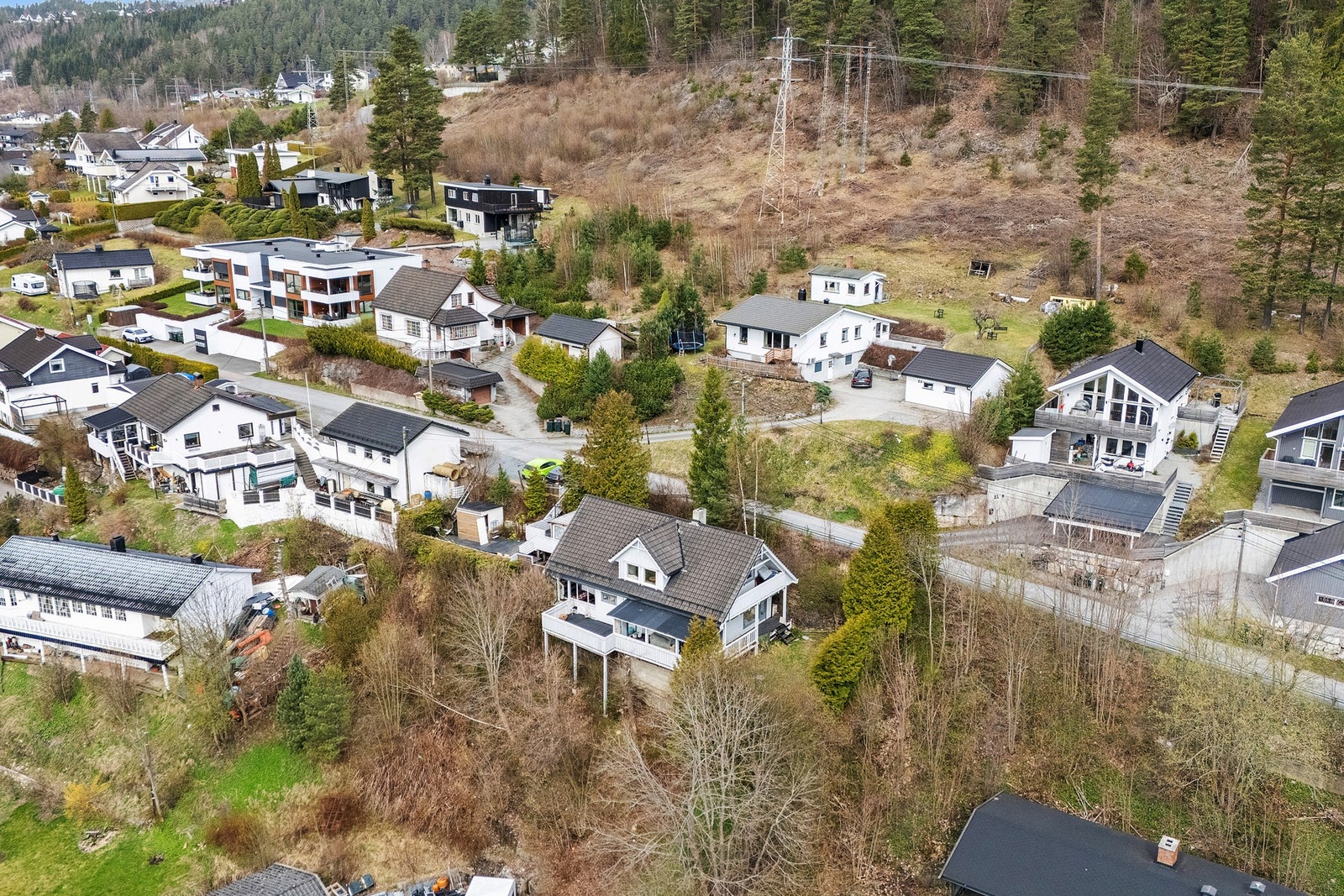 Det er parkeringsmulighet på gruset plass på oversiden av boligen Galleribilde