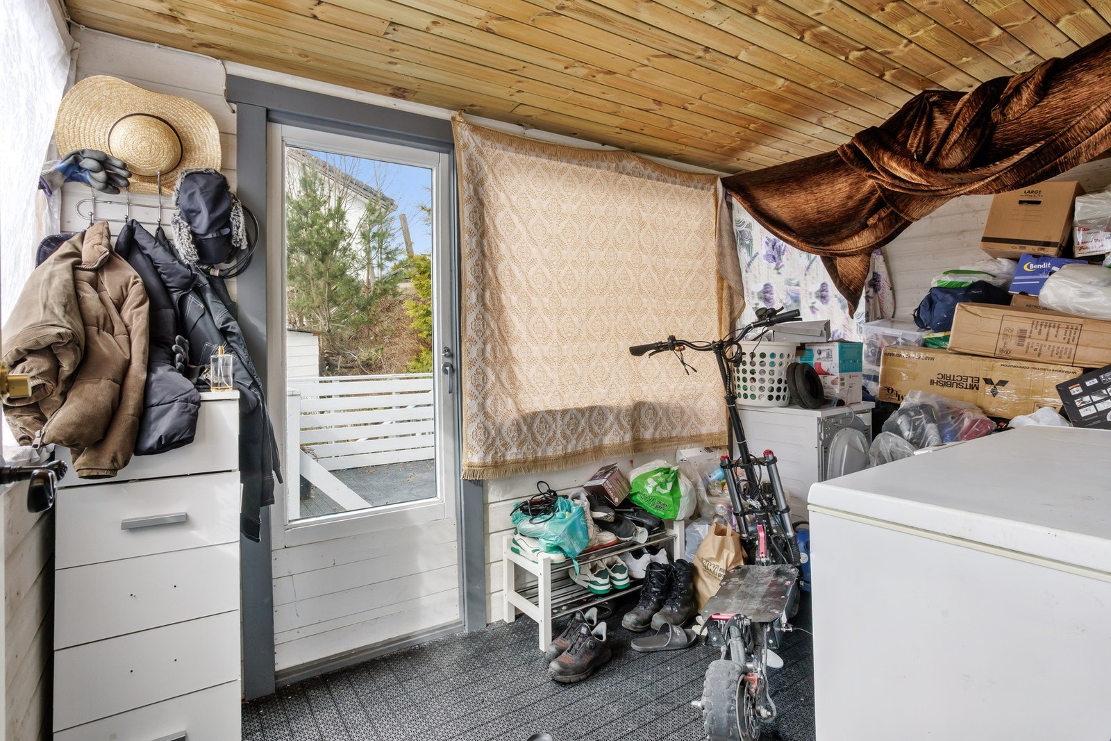 Fra TV-stuen er det utgang til innebygget balkong på ca. 12 kvm Galleribilde