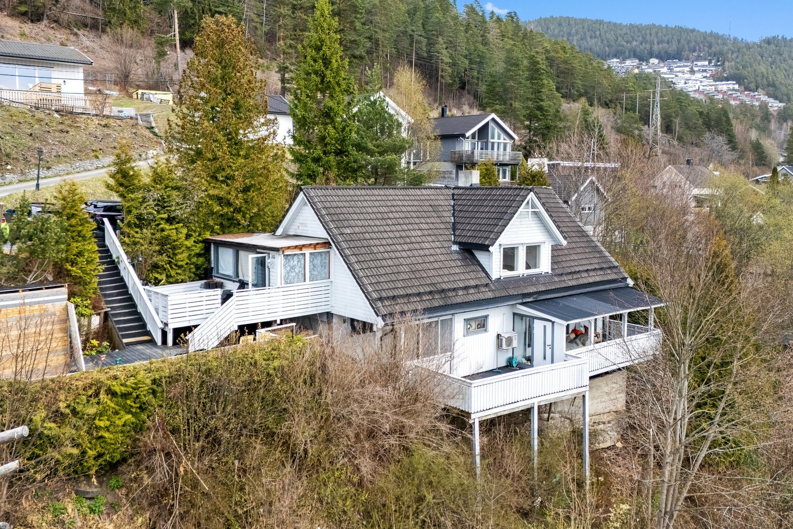 Eiendomsmegler Emilie Fredriksen v/EIE eiendomsmegling ønsker velkommen til Brudeberget 30! Galleribilde