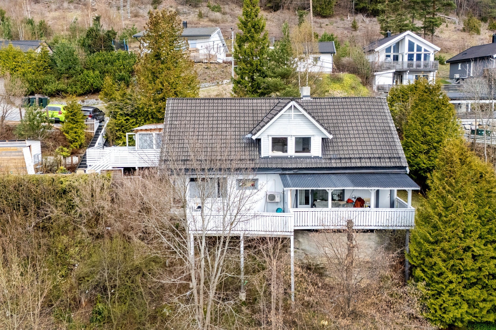 Dette er en innholdsrik enebolig med gode solforhold, fin utsikt og et stort terrasseareal Galleribilde