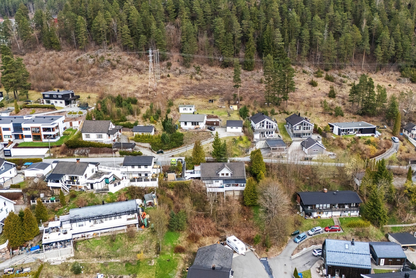 Eiendommen har en sentral beliggenhet på flata i Krokstadelva, med gangavstand til dagligvarebutikk, barnehage og skoler Galleribilde