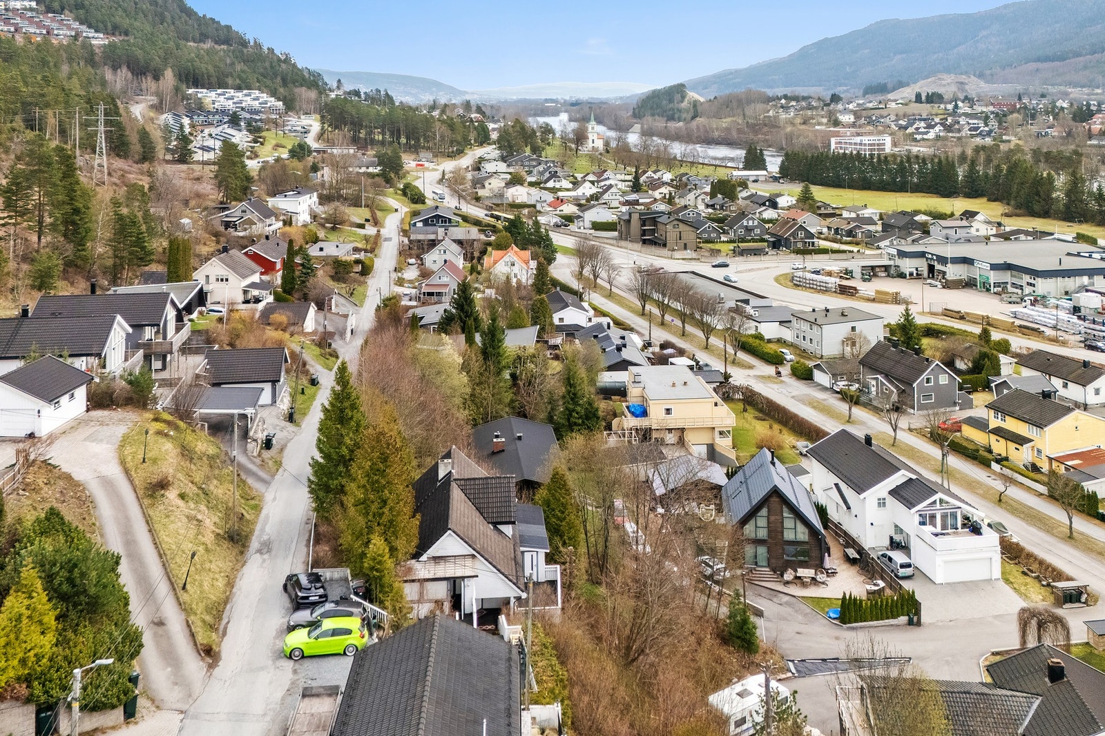 Offentlig transport er lett tilgjengelig, med Stenseth busstopp bare 400 meter fra boligen og Mjøndalen stasjon kun fem minutter unna med bil Galleribilde