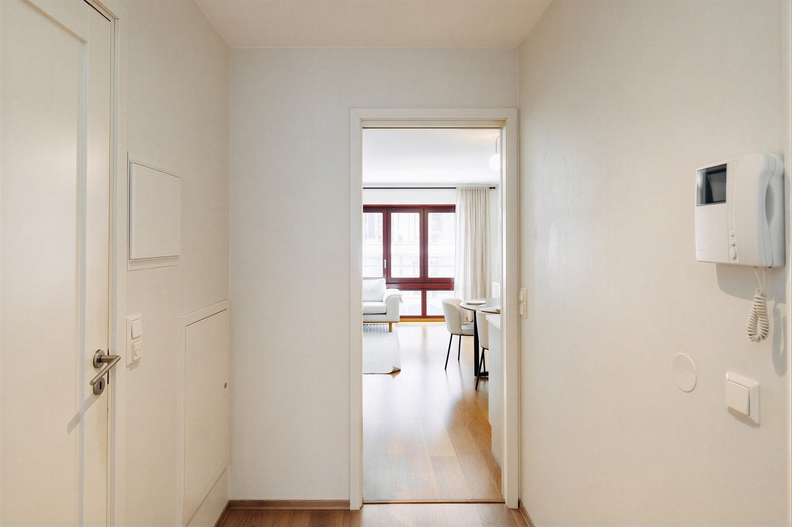 Fra entréen er det adkomst videre inn til boligens oppholdsrom og soverom via skyvedør, noe som gir en plassbesparende og moderne løsning. Galleribilde