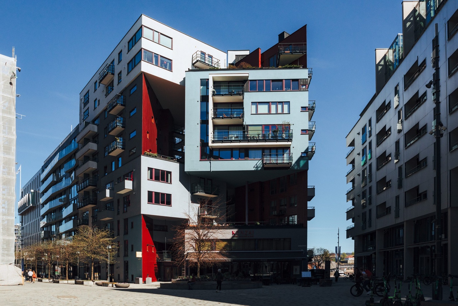 Boligen ligger i byggets tredje etasje med adkomst via felles trappeoppgang med heis. Galleribilde