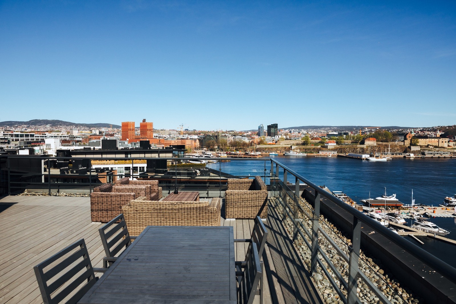 Fra takterrassen har man utsikt innover Oslo, utover Oslofjorden og over til festningen. Galleribilde