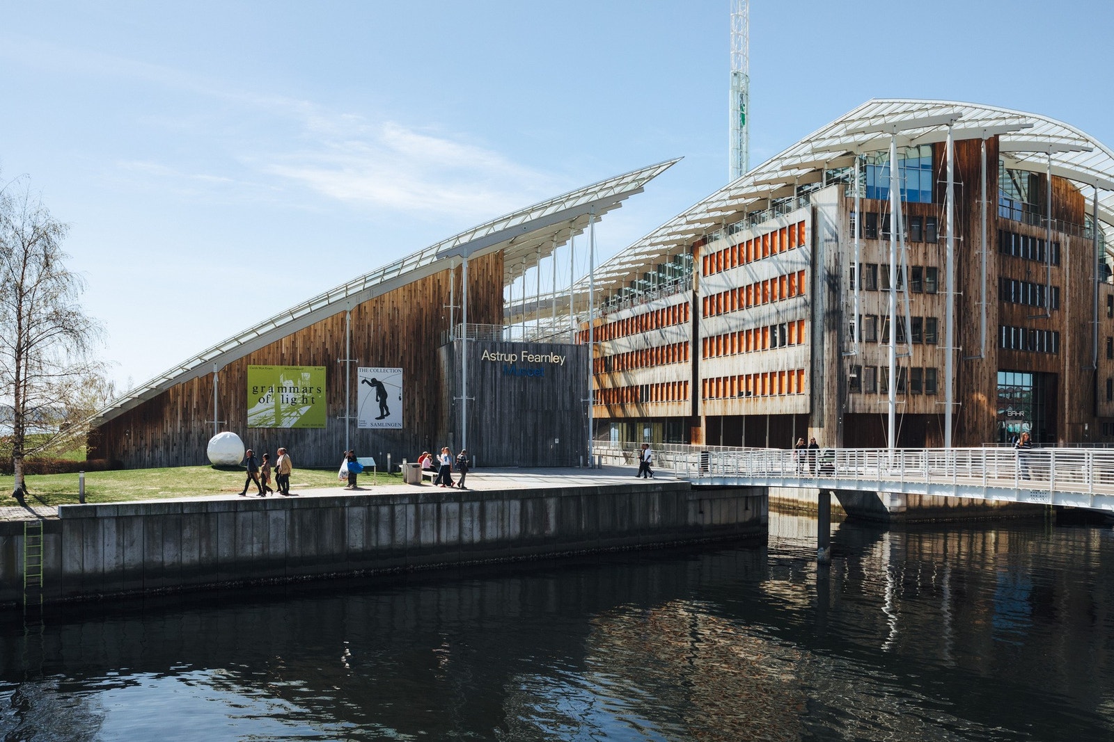 Lille Stranden 2 ligger midt i hjertet av Tjuvholmen. Denne adressen befinner seg i en av de mest sentrale områdene på Tjuvholmen og gir deg lett tilgang til mange av de populære attraksjonene og fasilitetene i området. Galleribilde