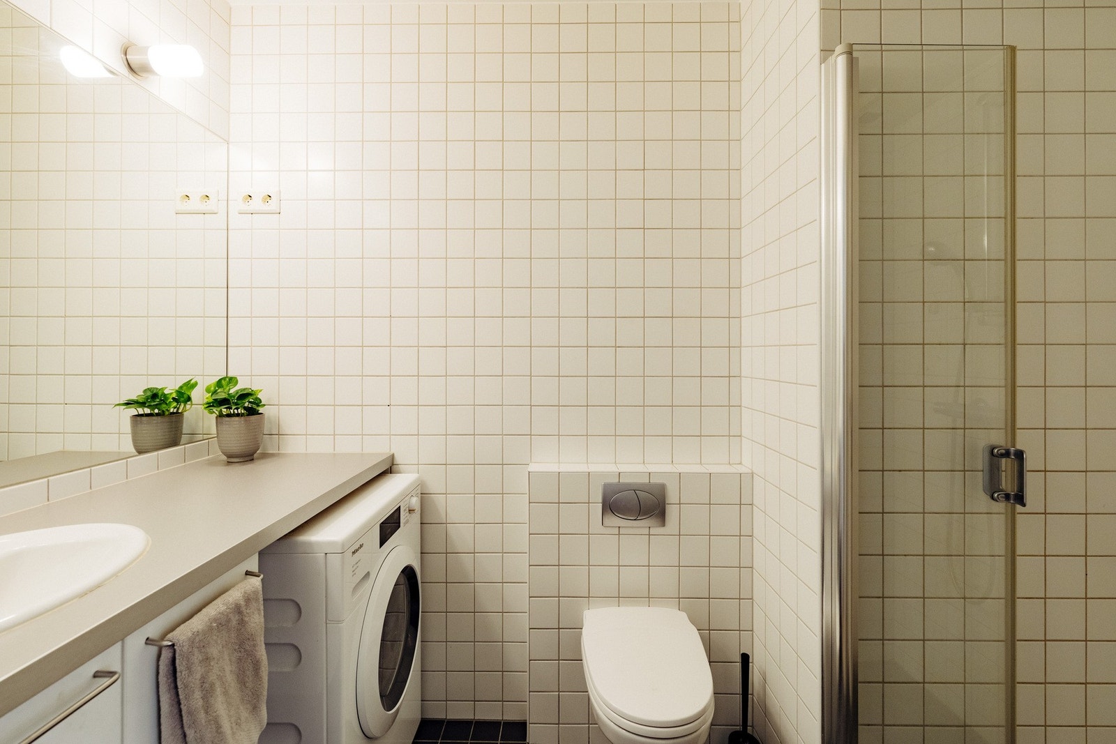 Badet er fra byggeår 2007 og fremstår som funksjonelt og tidløst utformet. Galleribilde