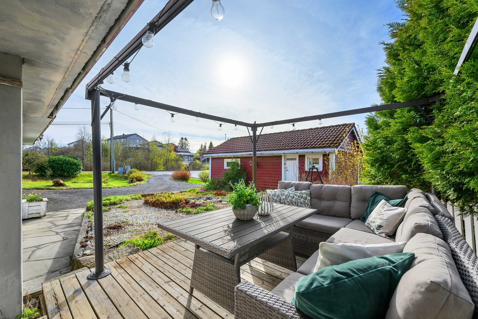 Boligen ligger sentralt på Frekhaug med gode solforhold. Galleribilde