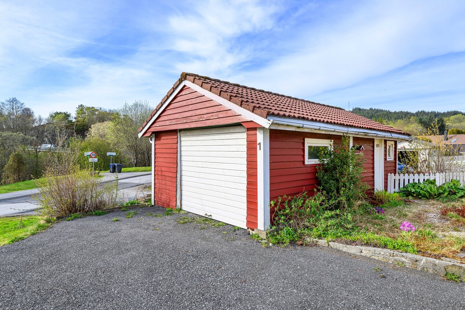Boligen har både frittstående og integrert garasje. Galleribilde