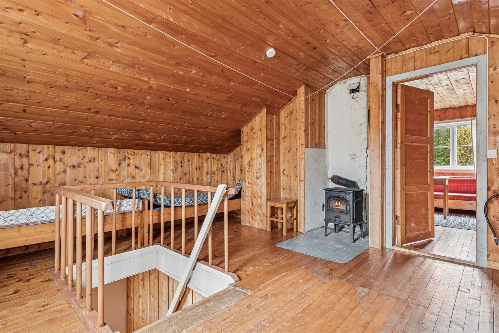 Vedovn på loftet gir effektiv oppvarming og en koselig atmosfære. Galleribilde