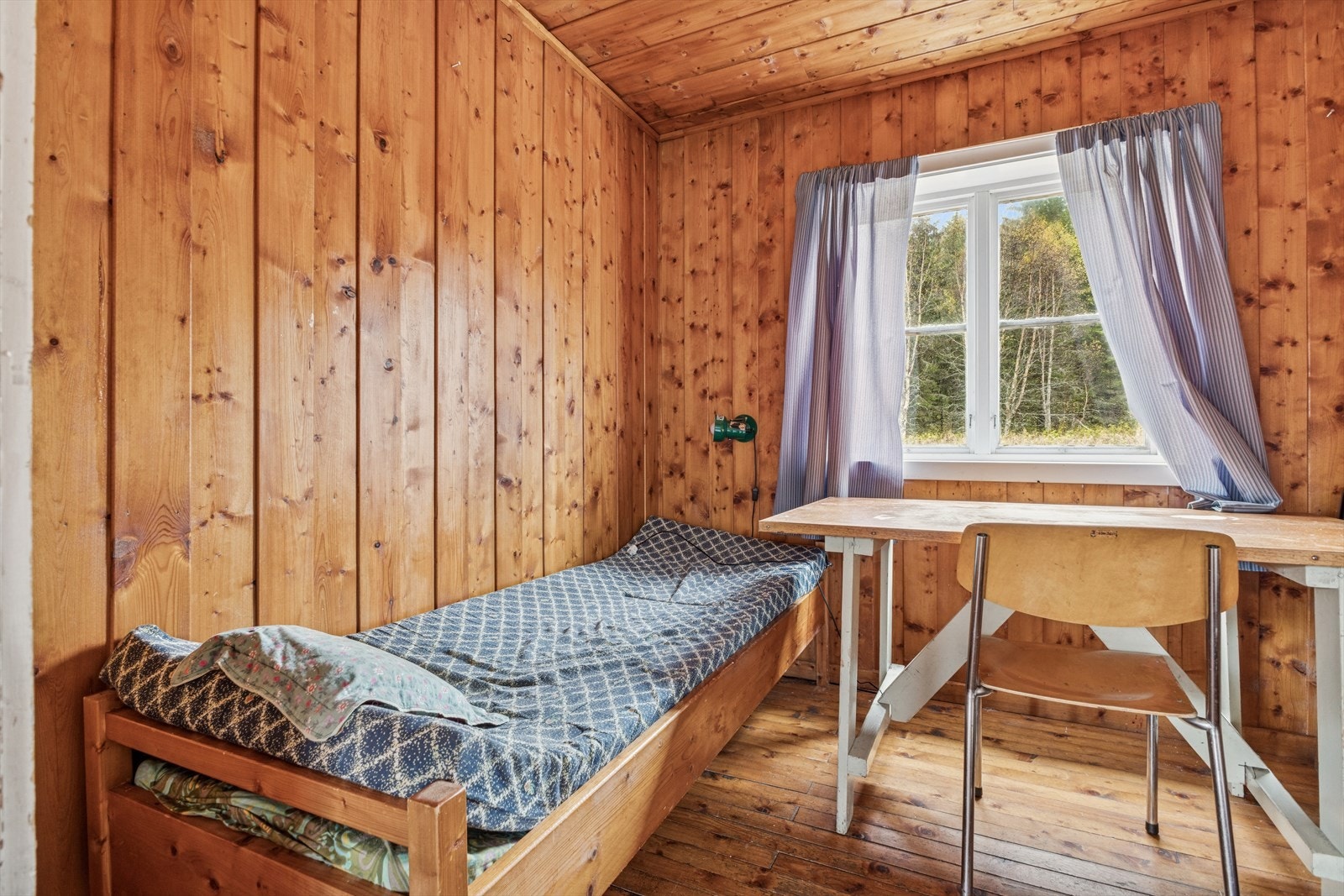 Vegger og tak av trepanel på soverom nr. 1 Galleribilde