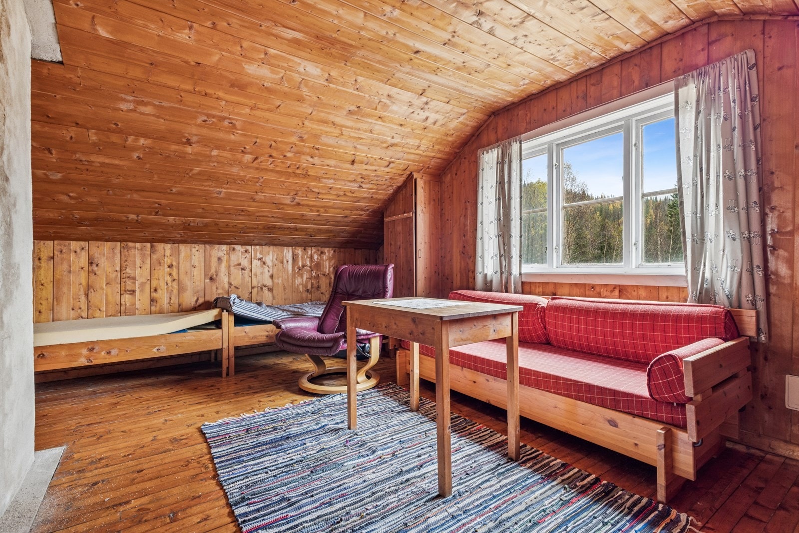 Loftsrom nr. 2 har også store vinduer som gir godt lysinnslipp og utsikt til naturen. Galleribilde