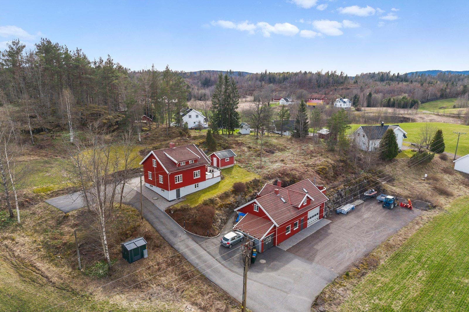 Kort kjøretur til E-18, Tønsberg og Sandefjord sentrum, samt omkringliggende byer, en attraktiv kombinasjon av landlige omgivelser med tilgang til byfasiliteter. Galleribilde