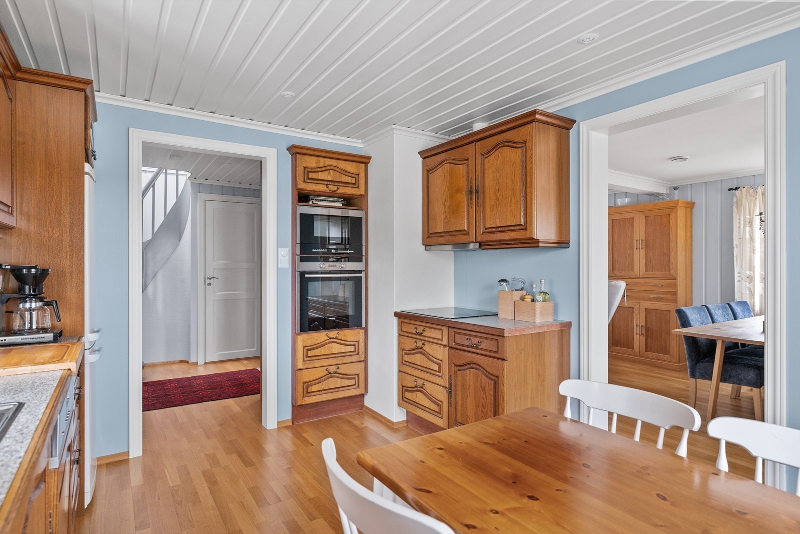 Kjøkkenet har finerte/helter skrog og fronter. Laminert benkeplate med kum av rustfritt stål. Integrert koketopp, stekeovn, mikroovn og oppvaskmaskin samt plass for kjøleskap. Galleribilde