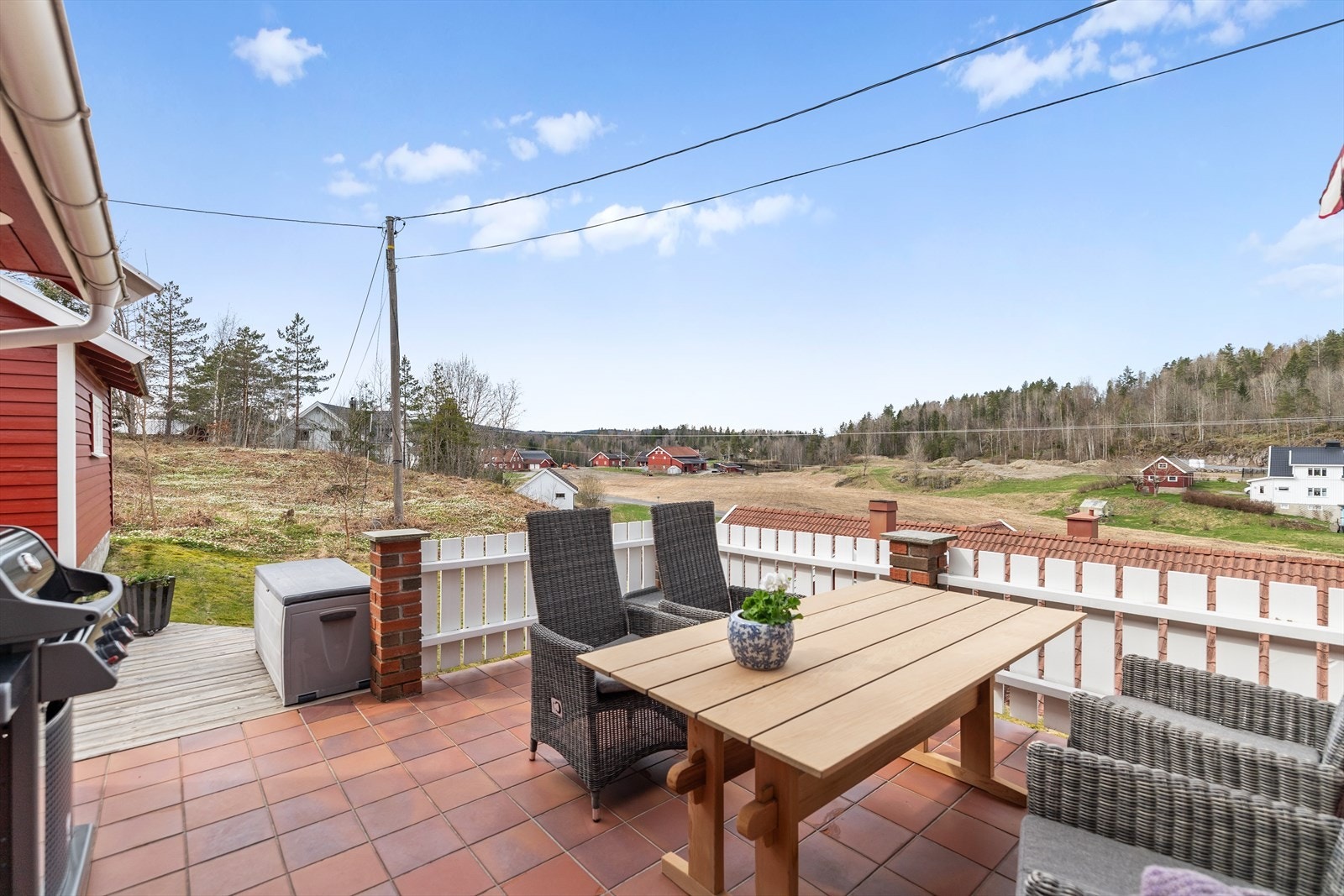 Terrassen strekker seg rundt deler av boligen, så her finner man alltid en plass i solen. Galleribilde