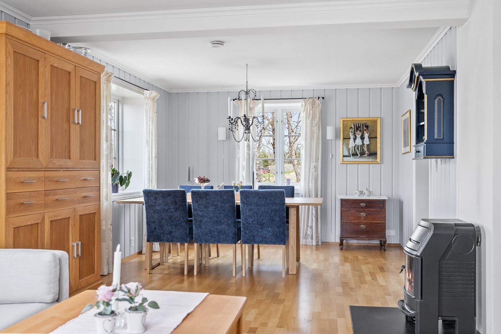 Stuen er romslig med plass til både spisebord og sofagruppe. Galleribilde