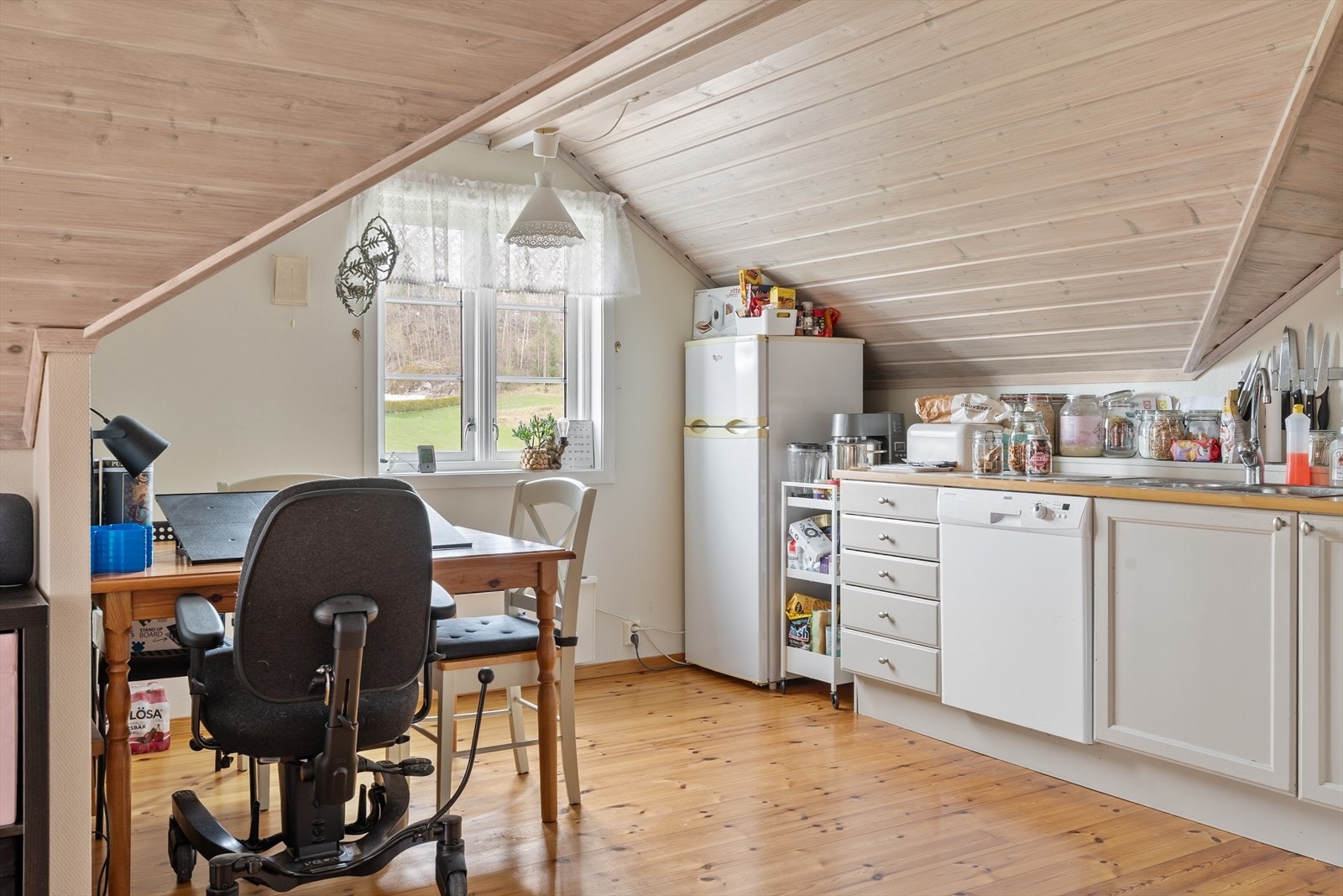 Her har du et funksjonelt kjøkken med folierte skrog, finerte fronter og høytrykkslaminert benkeplate med rustfri kum. Galleribilde