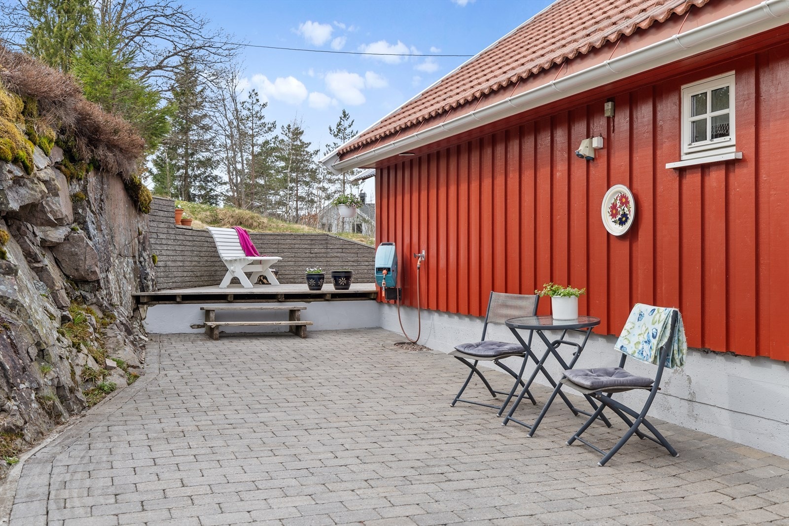 Det er flere uteplasser rundt boligen, så her har man god plass til utemøbler i flere soner. Galleribilde