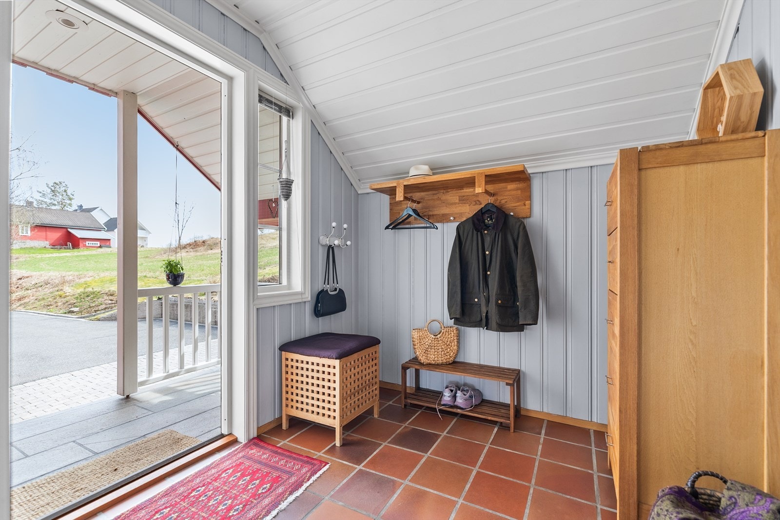 Entreen er romslig med god plass til å henge fra seg yttertøyet. Galleribilde