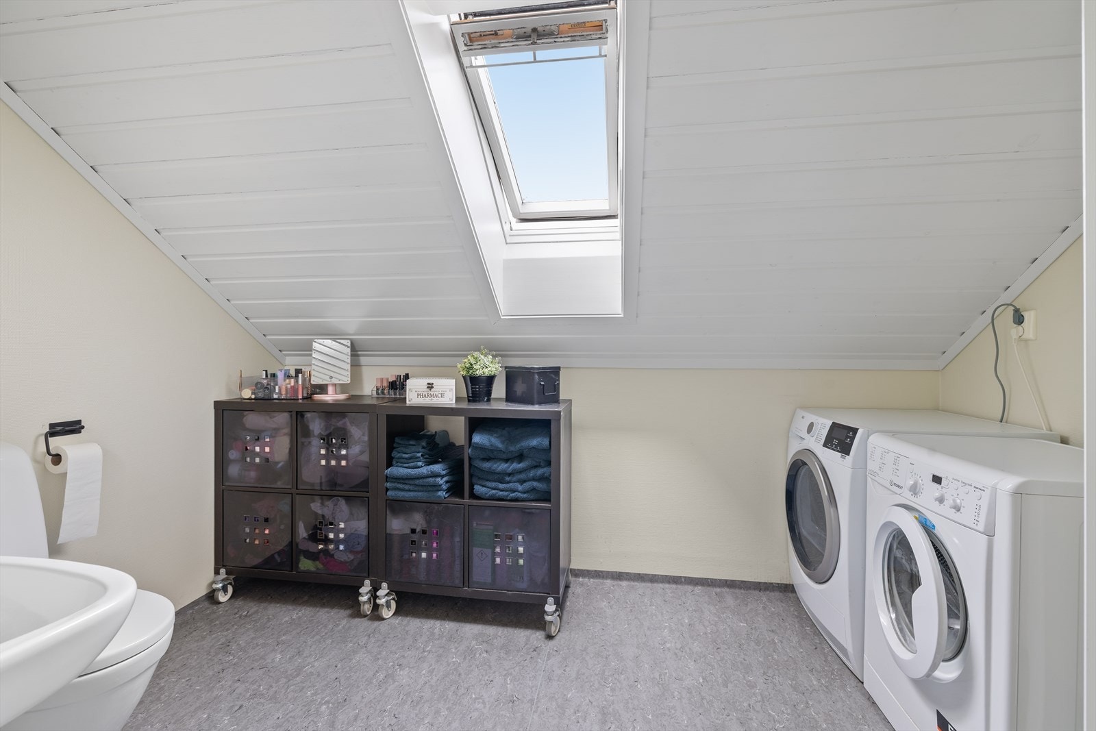 Det også et kombinert bad/vaskerom med vinylbelagt gulv, elektriske varmekabler, dusj, wc, servant og opplegg for vaskemaskin. Galleribilde