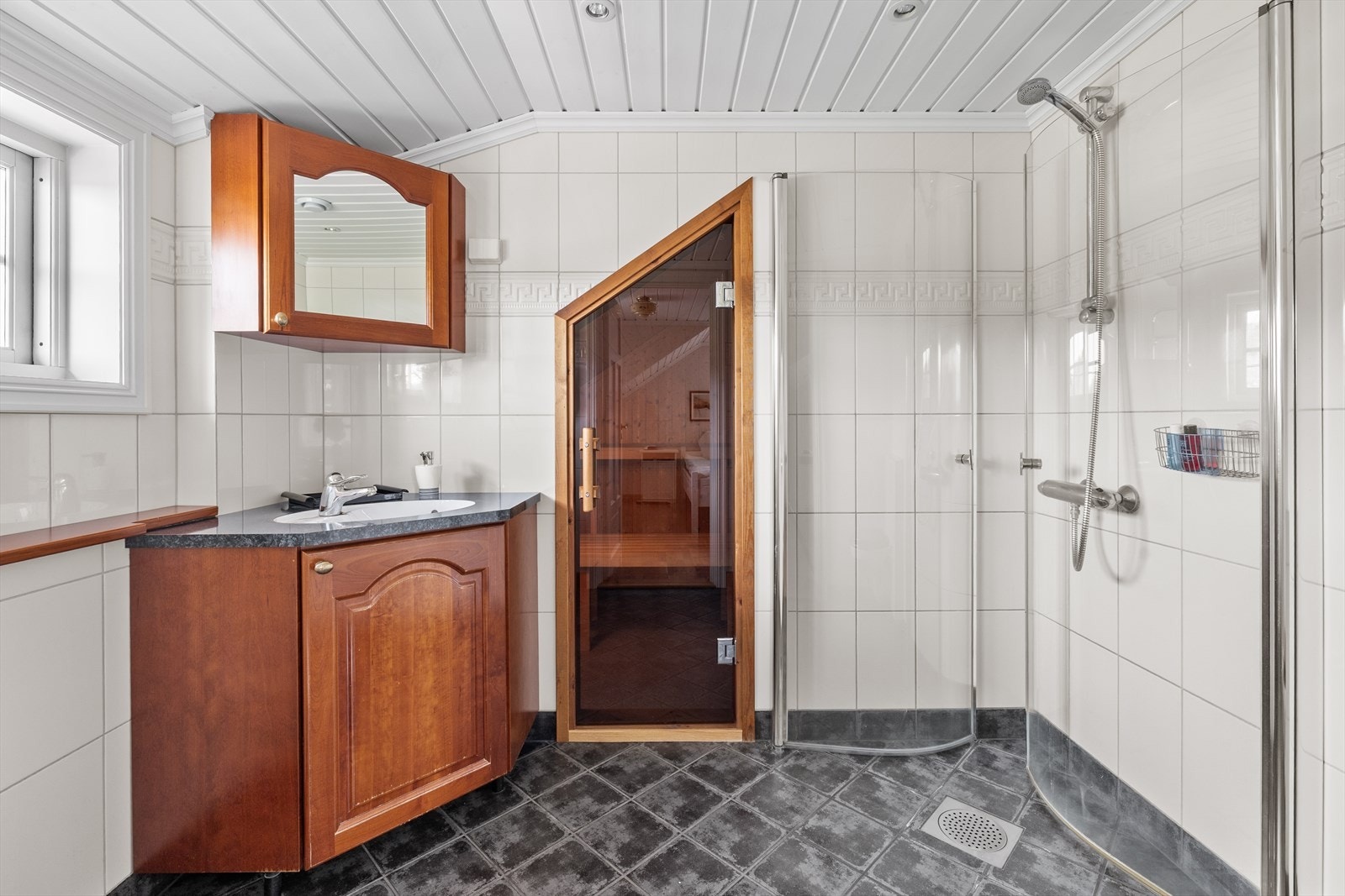 I direkte tilknytning til badet ligger en herlig badstue fra samme år Galleribilde