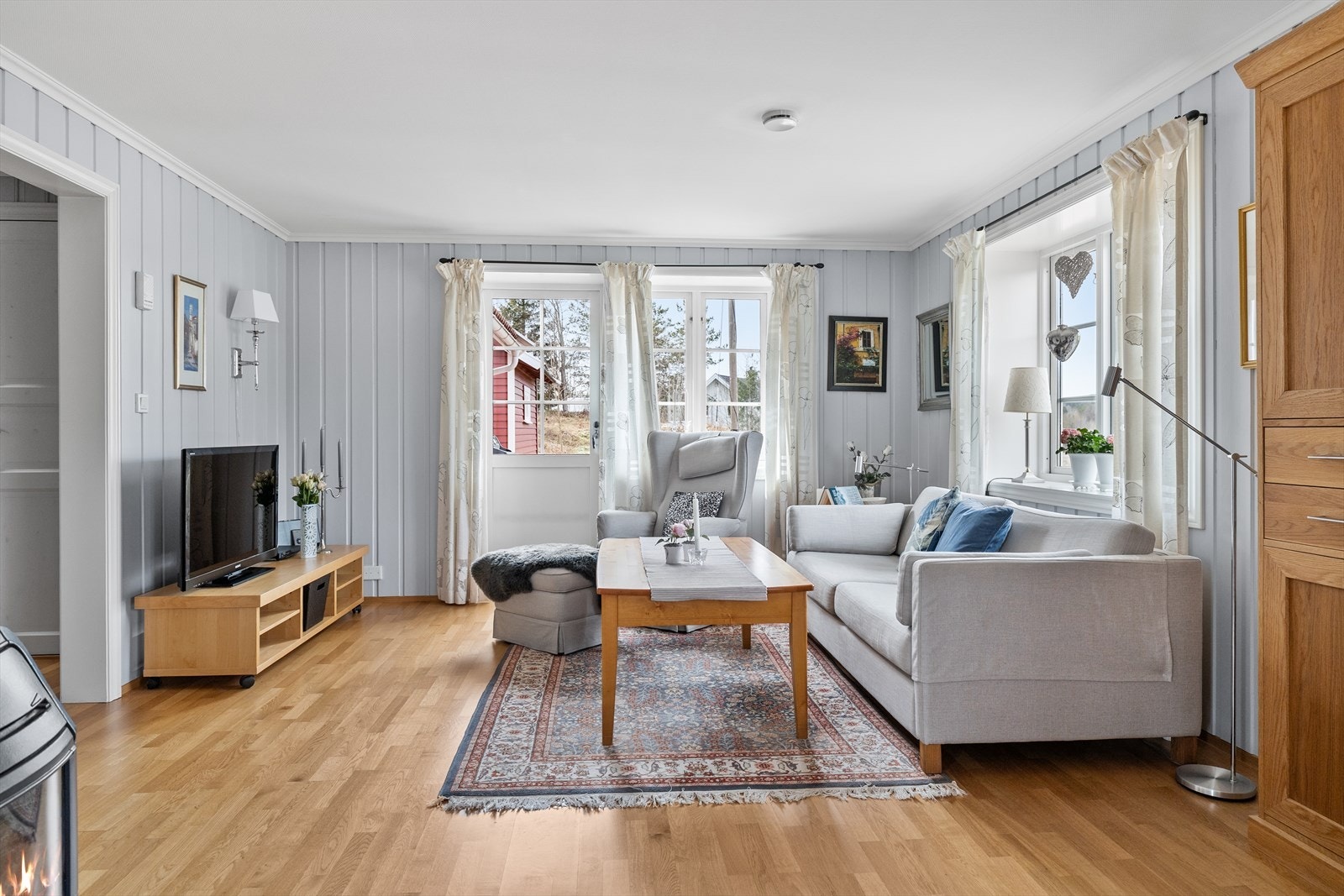Boligen byr på en praktisk og innholdsrik planløsning med gode fasiliteter både i hoveddel og i garasje/hybeldel Galleribilde