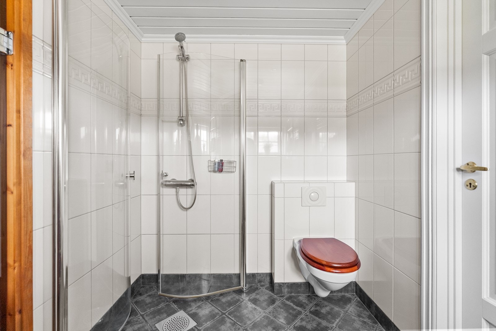 Badet i 2. etasje er fra 2005 og har innebygget sisterne. Galleribilde