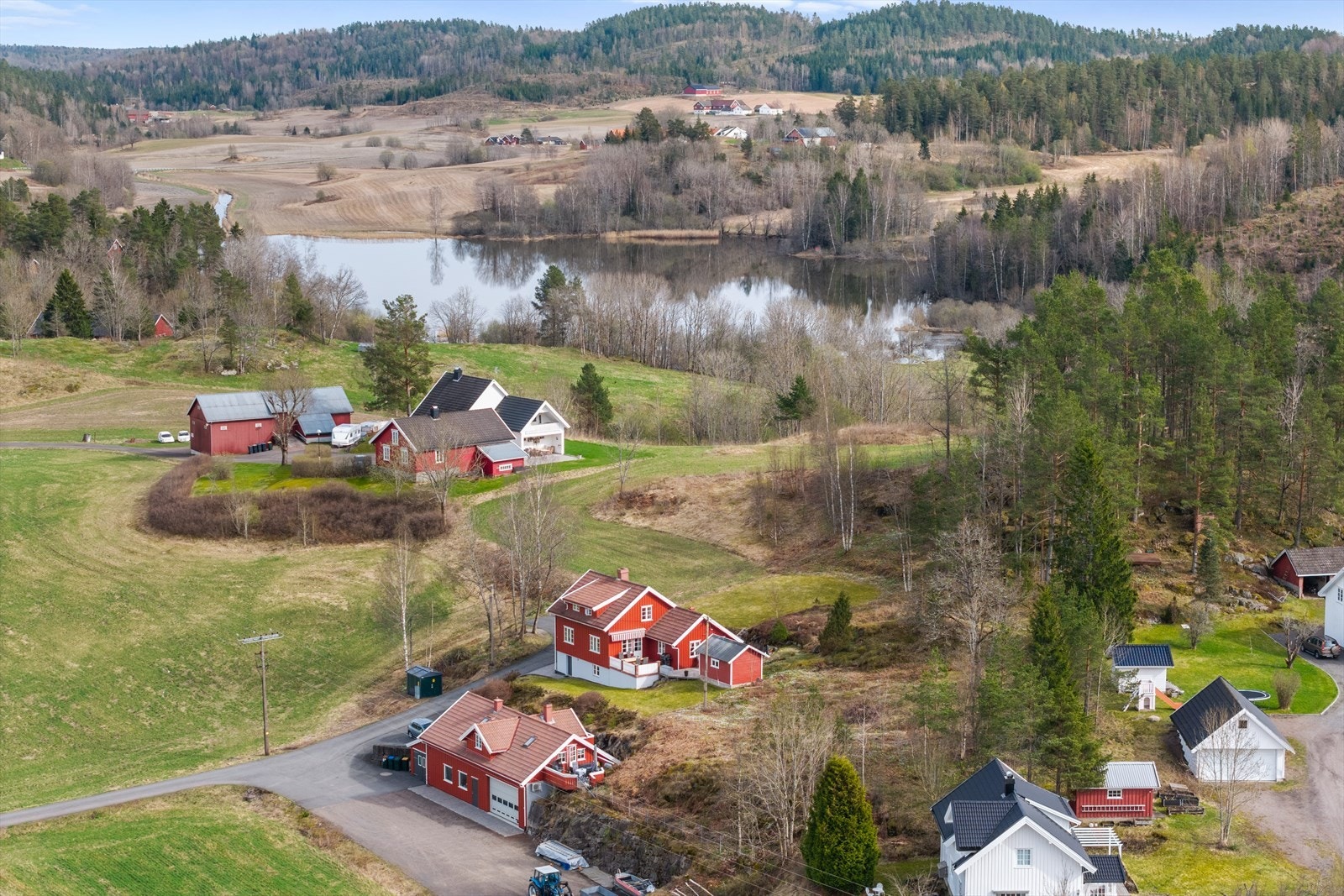 Kort vei til Andebu sentrum, hvor du finner blant annet dagligvarebutikk, skole, barnehage, bank, vinmonopol, bibliotek med mer. Kort spasertur/sykkeltur til Stålerødvannet som er et friområde med ferskvann. Galleribilde