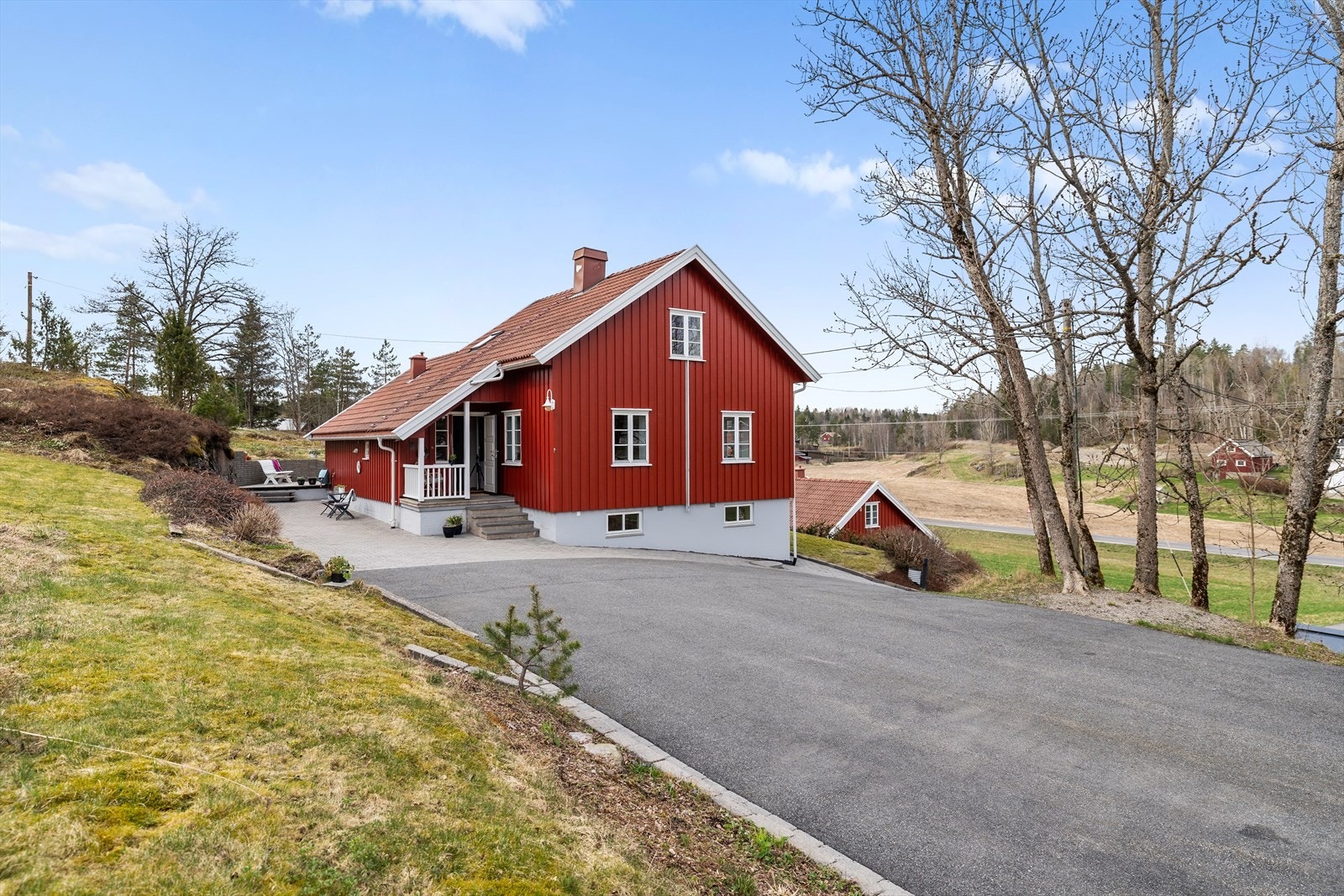 Området er preget av spredt bebyggelse, gårdsbruk og åpne landskap, som skaper en fredelig og privat atmosfære. Galleribilde