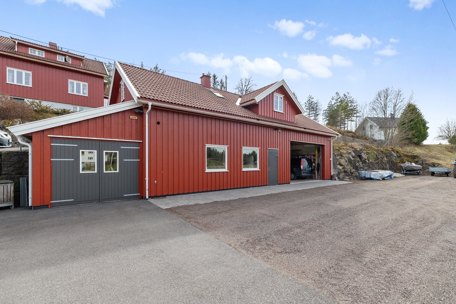 Eiendommen har også garasje med hybel, uthus med gode lagringsmuligheter. Galleribilde