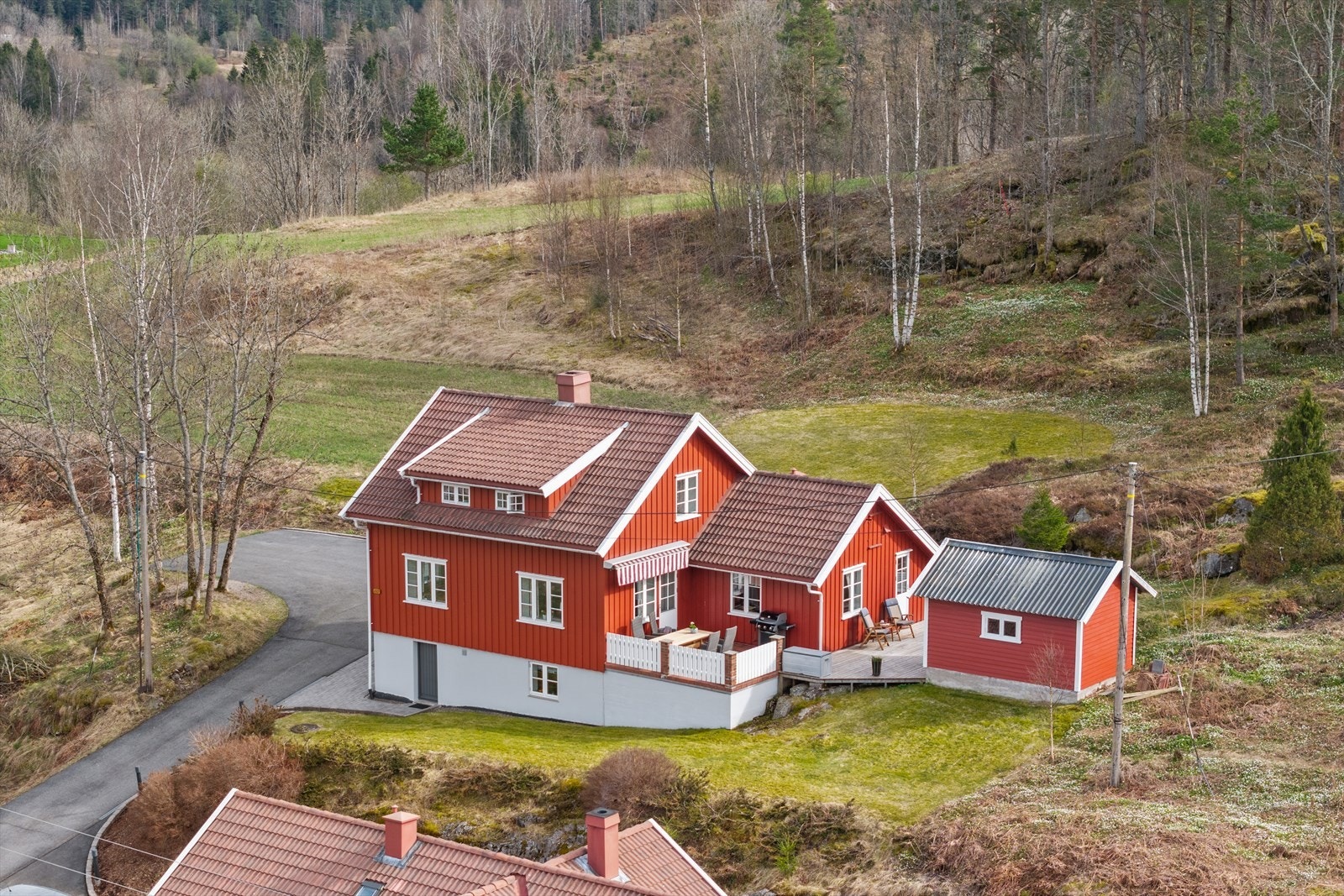 Eiendommen har en naturskjønn beliggenhet med umiddelbar nærhet til skog og mark, noe som gir gode muligheter for friluftsliv året rundt. Galleribilde