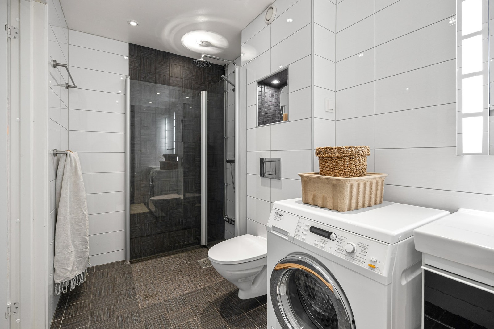 Badet har en praktisk utforming, og inneholder alt man trenger for en god hverdag. Galleribilde