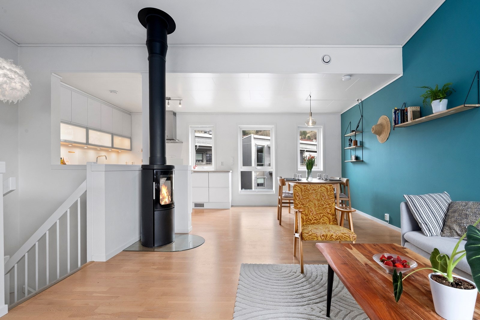 Velkommen inn! 2. etasje inneholder et flott oppholdsrom med stue og kjøkken i åpen og sosial løsning. Galleribilde