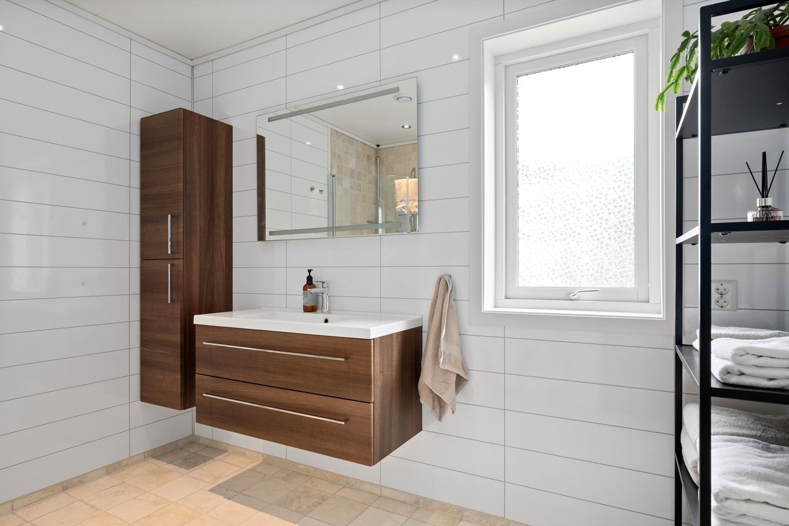 Lyst og pent bad med varmekabler i gulv og downlights i himling. Galleribilde