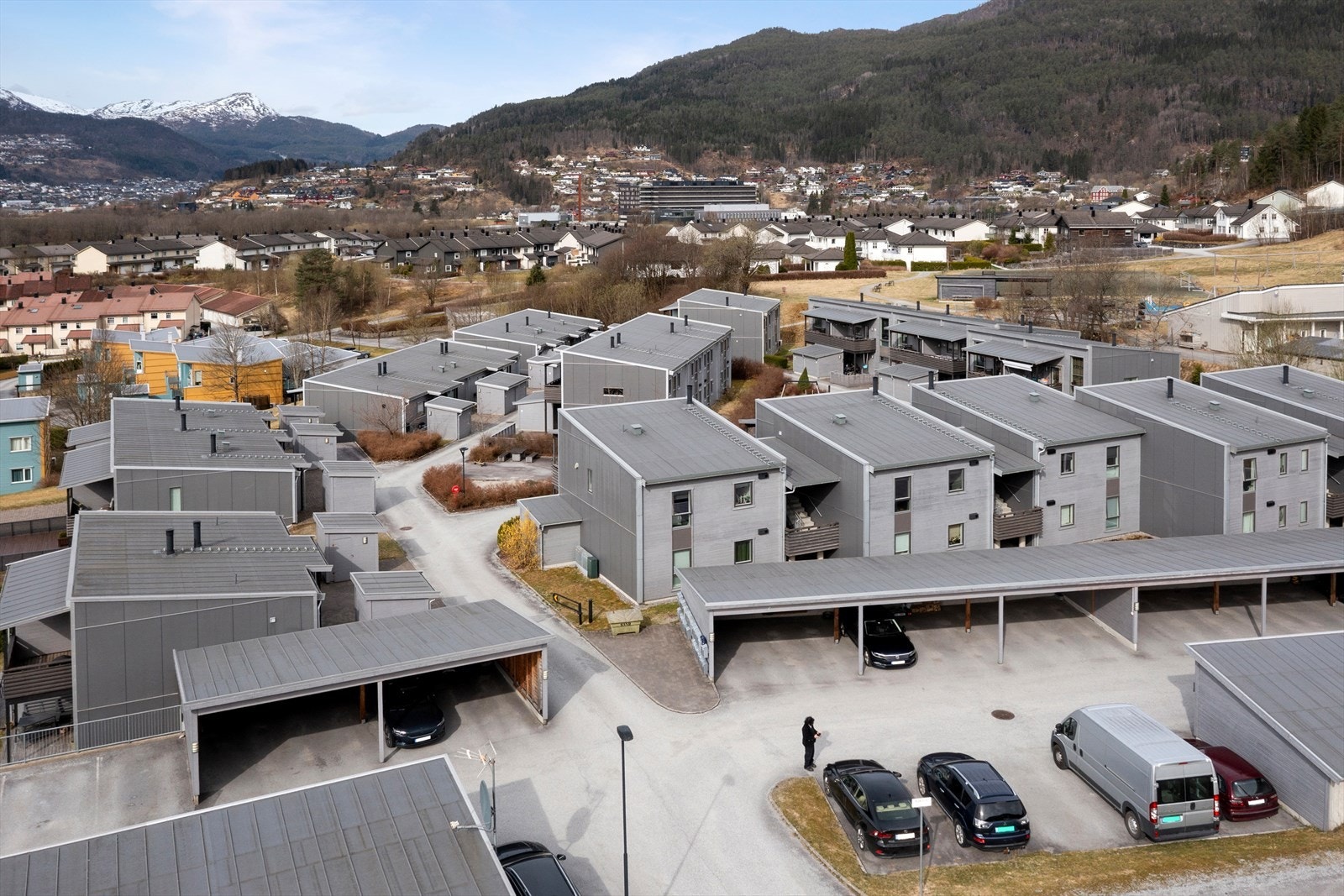 Bruksrett til parkering i felles carportanlegg medfølger. Det er fremlagt strøm og el.billader i carporten. Galleribilde