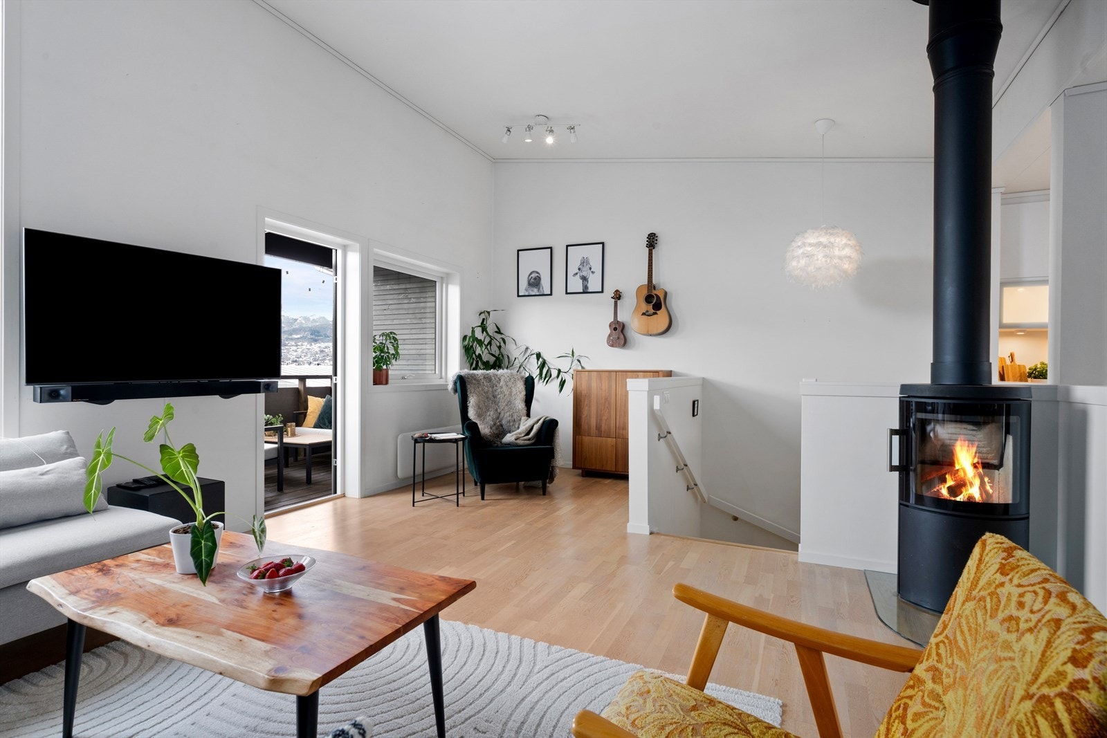Stuen er lys og luftig med plass til møblering i ulike sosiale soner. Galleribilde