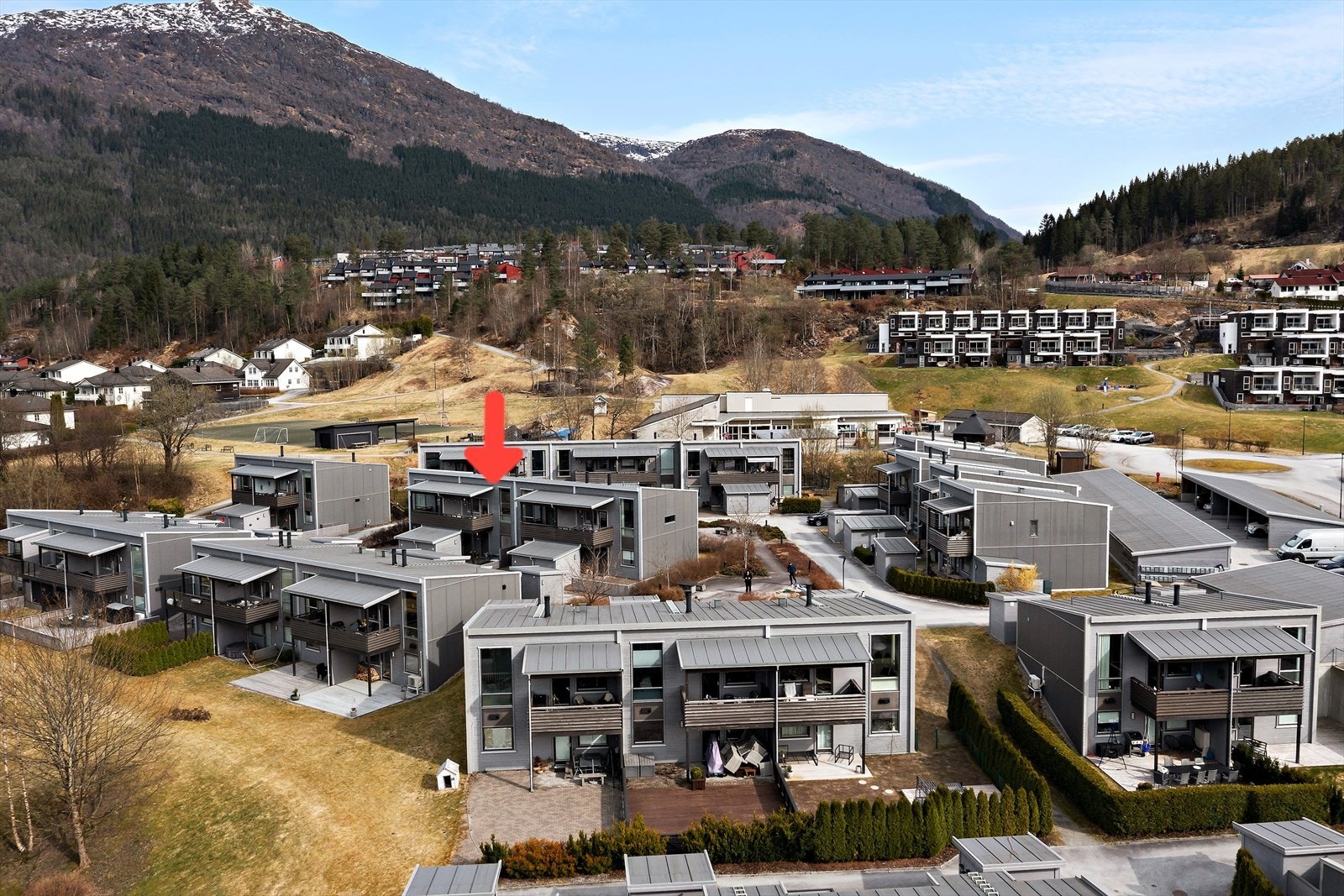 Boligen ligger i ett barnevennlig og sentralt boligområde med kort gangavstand til barnehager, skoler, lekeplasser og nærmiljøanlegg.
Husk påmelding til visning! Galleribilde
