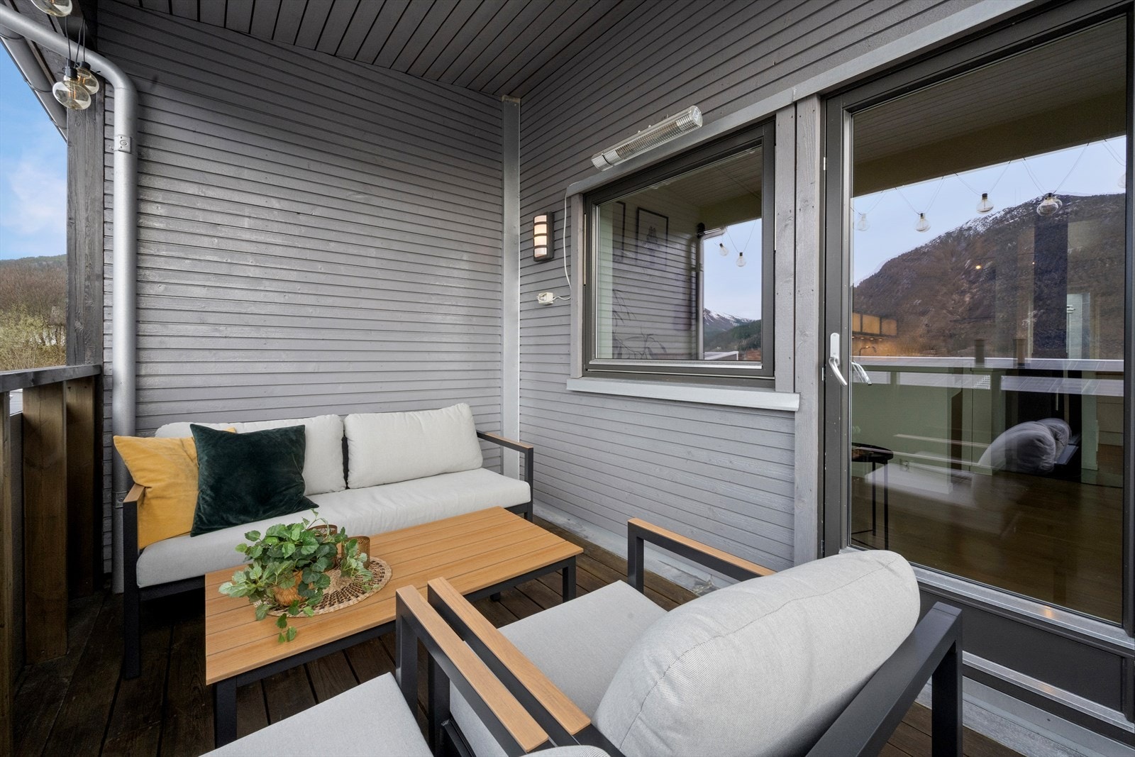 Fra stuen er det utgang til en lun og overbygget balkong. Galleribilde