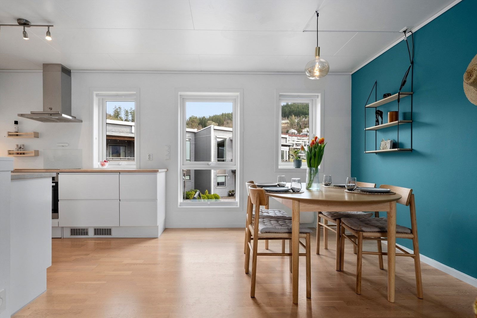 I tilknytning til kjøkkenet er det god plass til stort spisebord. Galleribilde