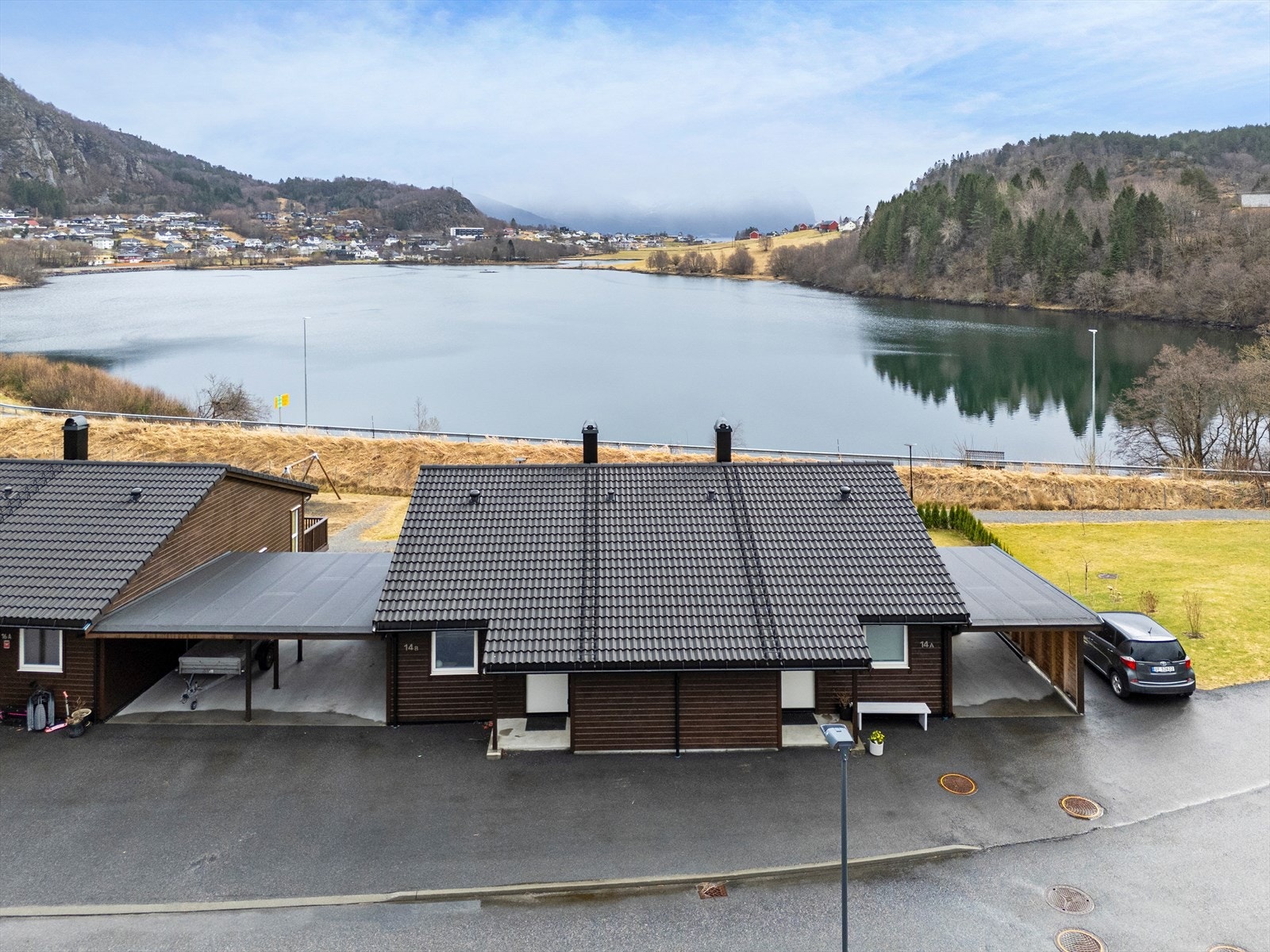 Beliggenheten er sentral på Eidsnes, med kort vei til skole, barnehage og dagligvarebutikk. Galleribilde